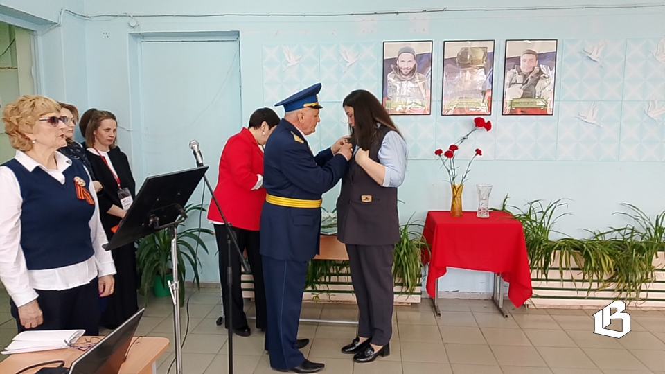 Подполковник Игорь Малинин вручает награду Екатерине Беловой